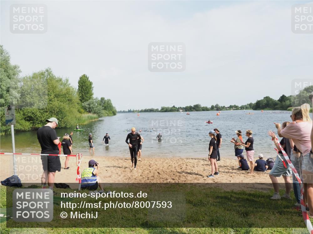 21.06.2025 - 27. Vierlanden-Triathlon MichiJ http://msf.ph/oto/8007593 15.06.2026 10:08:03 Schwimmen 373, 395, 403, 407 meine-sportfotos.de