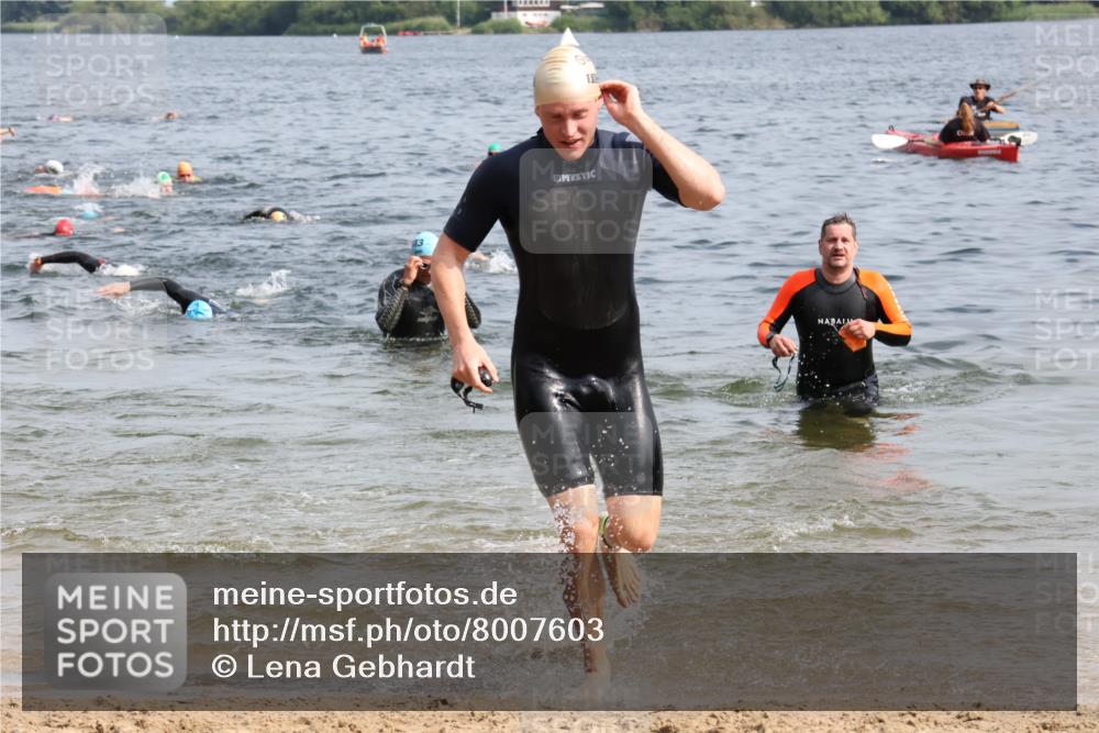 15.06.2025 - 27. Vierlanden-Triathlon Lena Gebhardt http://msf.ph/oto/8007603 15.06.2025 10:05:25 Schwimmen 378, 384, 393, 402, 409, 456 meine-sportfotos.de
