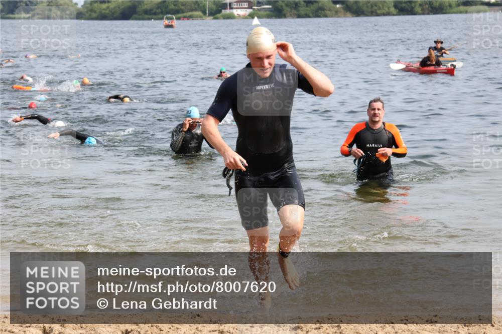 15.06.2025 - 27. Vierlanden-Triathlon Lena Gebhardt http://msf.ph/oto/8007620 15.06.2025 10:05:25 Schwimmen 378, 384, 393, 402, 409, 456 meine-sportfotos.de