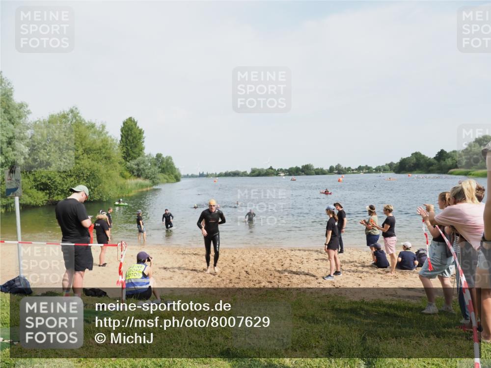 21.06.2025 - 27. Vierlanden-Triathlon MichiJ http://msf.ph/oto/8007629 15.06.2026 10:08:04 Schwimmen 373, 395, 403, 407 meine-sportfotos.de