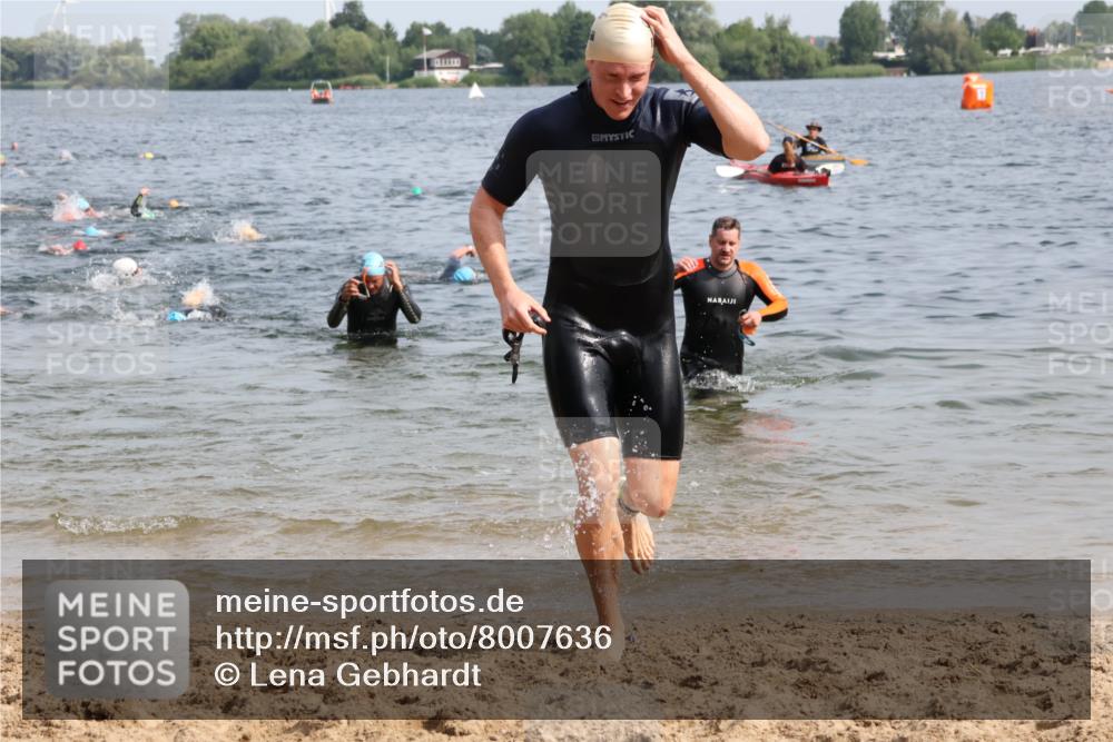 15.06.2025 - 27. Vierlanden-Triathlon Lena Gebhardt http://msf.ph/oto/8007636 15.06.2025 10:05:26 Schwimmen 366, 378, 393, 402, 409, 456 meine-sportfotos.de