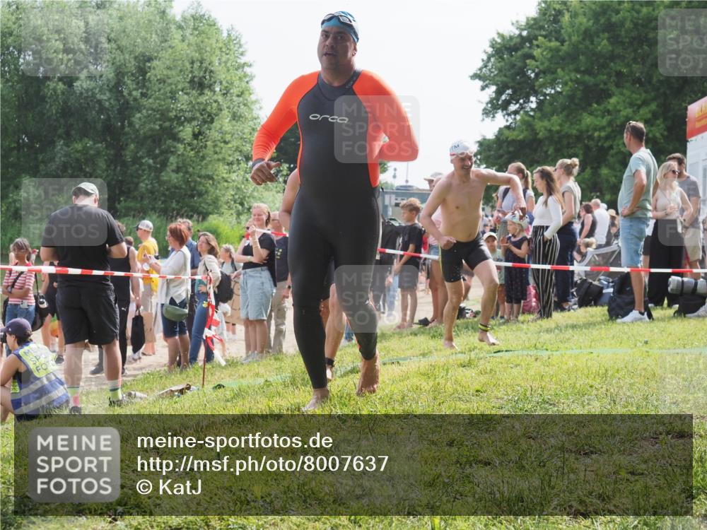 15.06.2025 - 27. Vierlanden-Triathlon KatJ http://msf.ph/oto/8007637 15.06.2025 10:06:16 Schwimmen 362, 369, 370, 381, 418, 447, 448, 455 meine-sportfotos.de