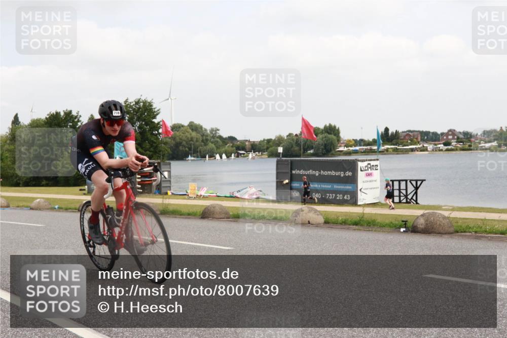 21.06.2025 - 27. Vierlanden-Triathlon H.Heesch http://msf.ph/oto/8007639 15.06.2025 12:09:32 Radfahren 759, 800 meine-sportfotos.de