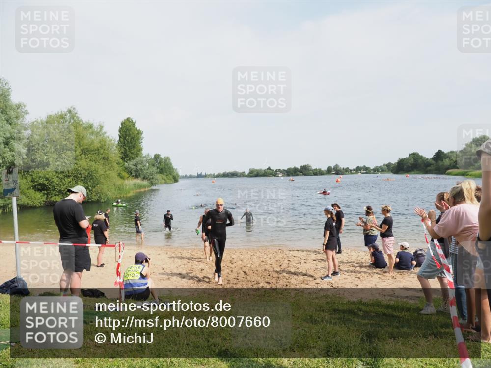 21.06.2025 - 27. Vierlanden-Triathlon MichiJ http://msf.ph/oto/8007660 15.06.2026 10:08:05 Schwimmen 295, 373, 403 meine-sportfotos.de