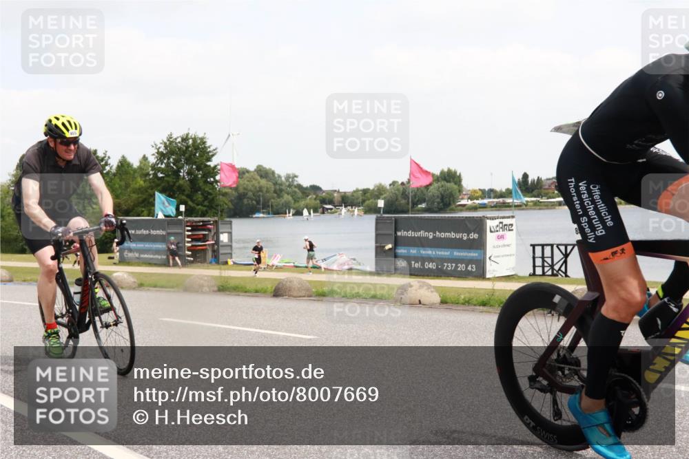 21.06.2025 - 27. Vierlanden-Triathlon H.Heesch http://msf.ph/oto/8007669 15.06.2025 12:09:40 Radfahren 854, 955, 965 meine-sportfotos.de