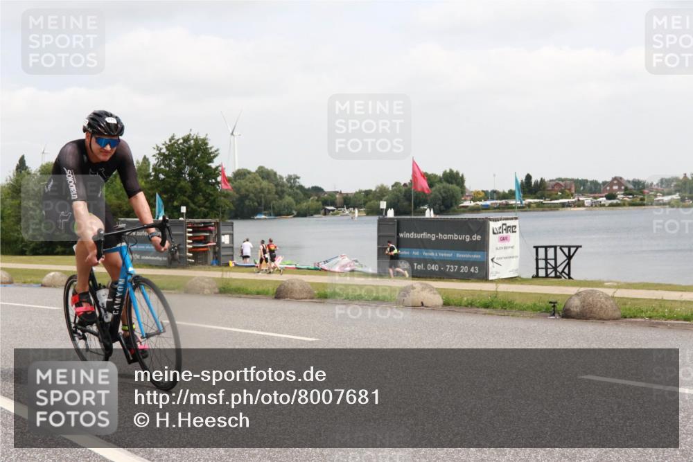 21.06.2025 - 27. Vierlanden-Triathlon H.Heesch http://msf.ph/oto/8007681 15.06.2025 12:10:11 Radfahren 711 meine-sportfotos.de