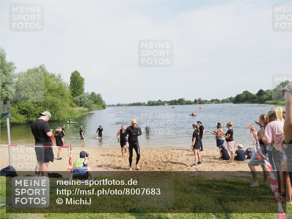 21.06.2025 - 27. Vierlanden-Triathlon MichiJ http://msf.ph/oto/8007683 15.06.2026 10:08:05 Schwimmen 295, 373, 403 meine-sportfotos.de