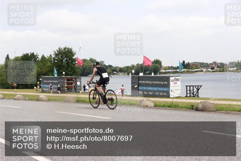 21.06.2025 - 27. Vierlanden-Triathlon H.Heesch http://msf.ph/oto/8007697 15.06.2025 12:10:16 Radfahren 711, 742 meine-sportfotos.de