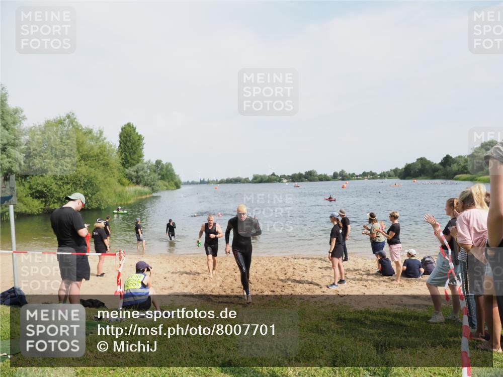 21.06.2025 - 27. Vierlanden-Triathlon MichiJ http://msf.ph/oto/8007701 15.06.2026 10:08:05 Schwimmen 295, 373, 403 meine-sportfotos.de