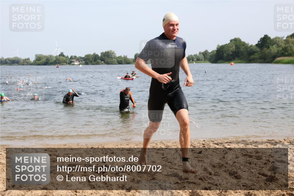 15.06.2025 - 27. Vierlanden-Triathlon Lena Gebhardt http://msf.ph/oto/8007702 15.06.2025 10:05:26 Schwimmen 366, 378, 393, 402, 409, 456 meine-sportfotos.de