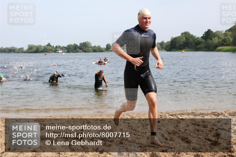 15.06.2025 - 27. Vierlanden-Triathlon Lena Gebhardt http://msf.ph/oto/8007715 15.06.2025 10:05:26 Schwimmen 366, 378, 393, 402, 409, 456 meine-sportfotos.de