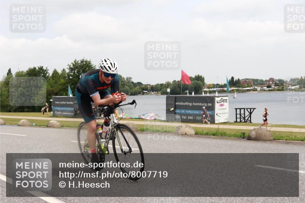 21.06.2025 - 27. Vierlanden-Triathlon H.Heesch http://msf.ph/oto/8007719 15.06.2025 12:10:33 Radfahren 654, 707, 917 meine-sportfotos.de