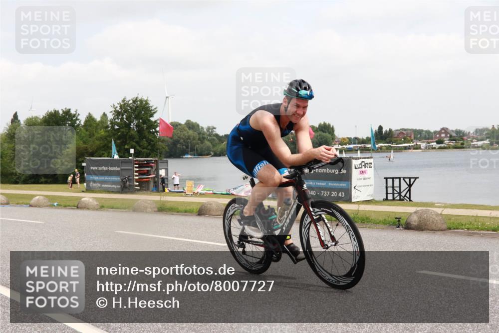 21.06.2025 - 27. Vierlanden-Triathlon H.Heesch http://msf.ph/oto/8007727 15.06.2025 12:10:35 Radfahren 654, 707 meine-sportfotos.de