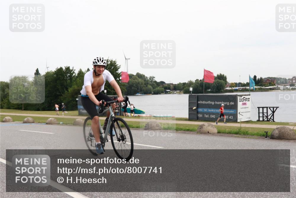 15.06.2025 - 27. Vierlanden-Triathlon H.Heesch http://msf.ph/oto/8007741 15.06.2025 10:44:56 Radfahren 13, 47, 58, 224, 437, 467 meine-sportfotos.de