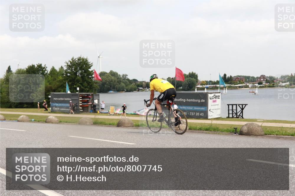 21.06.2025 - 27. Vierlanden-Triathlon H.Heesch http://msf.ph/oto/8007745 15.06.2025 12:10:44 Radfahren 685, 837 meine-sportfotos.de