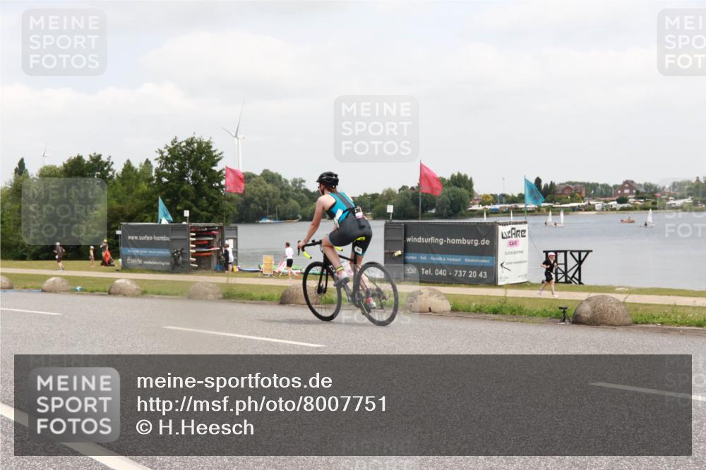 21.06.2025 - 27. Vierlanden-Triathlon H.Heesch http://msf.ph/oto/8007751 15.06.2025 12:10:48 Radfahren 956 meine-sportfotos.de