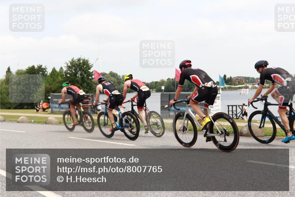 21.06.2025 - 27. Vierlanden-Triathlon H.Heesch http://msf.ph/oto/8007765 15.06.2025 12:10:52 Radfahren 933, 956, 1022 meine-sportfotos.de