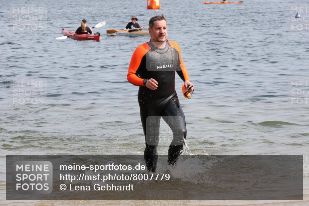 15.06.2025 - 27. Vierlanden-Triathlon Lena Gebhardt http://msf.ph/oto/8007779 15.06.2025 10:05:30 Schwimmen 366, 378, 393, 401, 402, 409, 413, 456 meine-sportfotos.de