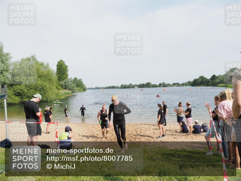 21.06.2025 - 27. Vierlanden-Triathlon MichiJ http://msf.ph/oto/8007785 15.06.2026 10:08:06 Schwimmen 295, 373, 403 meine-sportfotos.de