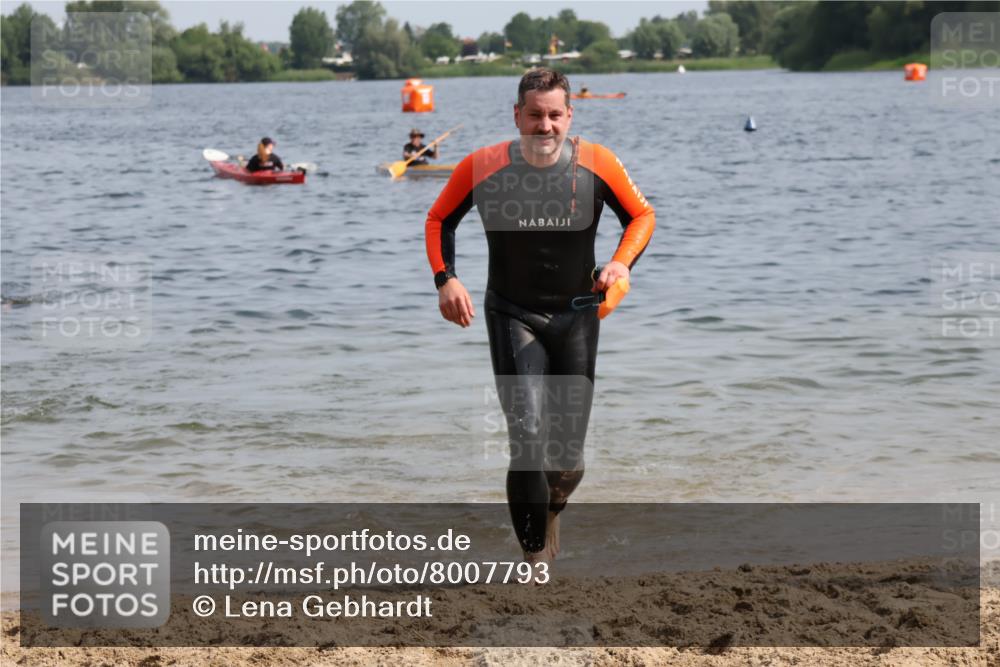 15.06.2025 - 27. Vierlanden-Triathlon Lena Gebhardt http://msf.ph/oto/8007793 15.06.2025 10:05:31 Schwimmen 366, 378, 393, 401, 409, 413, 456 meine-sportfotos.de
