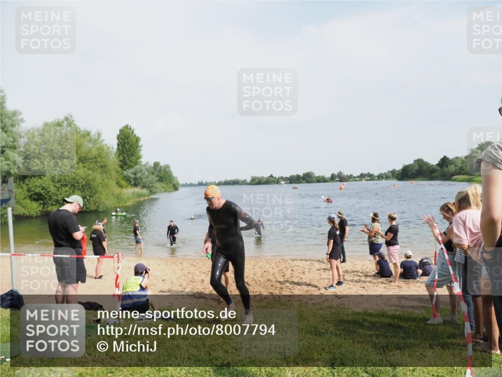 21.06.2025 - 27. Vierlanden-Triathlon MichiJ http://msf.ph/oto/8007794 15.06.2026 10:08:07 Schwimmen 295, 373, 403 meine-sportfotos.de