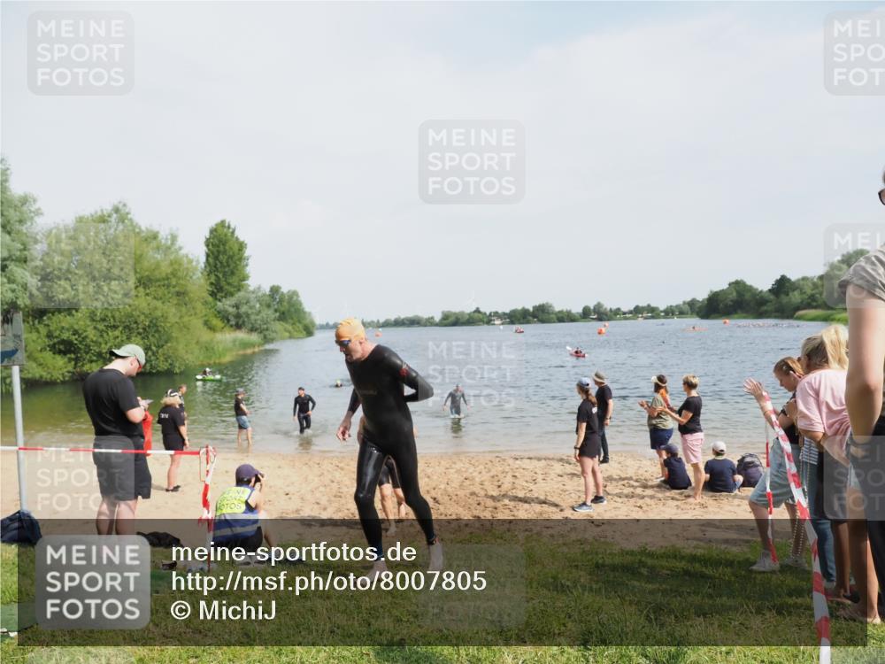 21.06.2025 - 27. Vierlanden-Triathlon MichiJ http://msf.ph/oto/8007805 15.06.2026 10:08:07 Schwimmen 295, 373, 403 meine-sportfotos.de