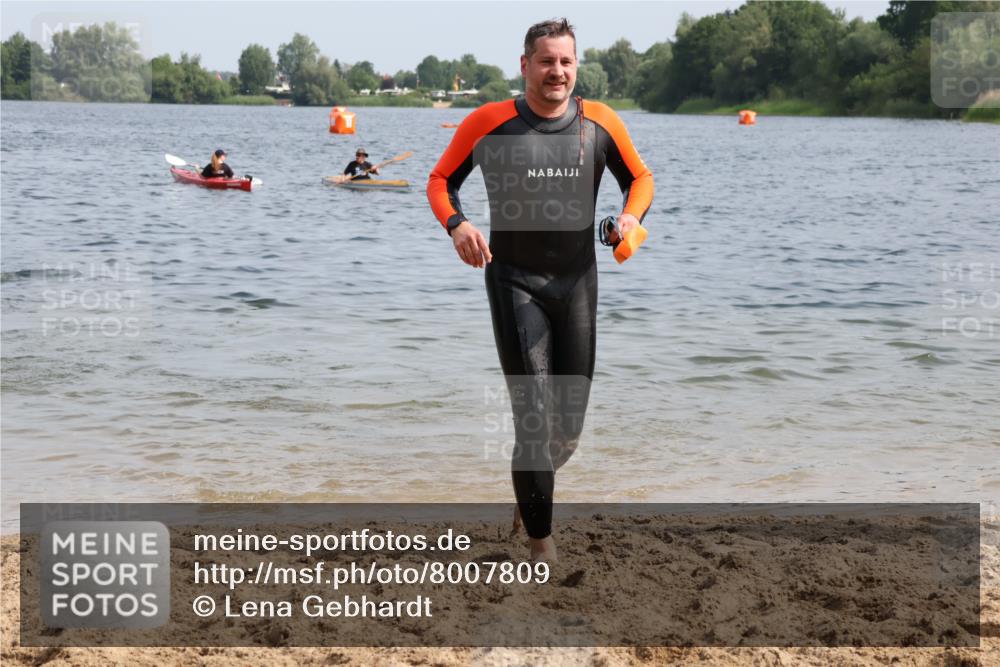 15.06.2025 - 27. Vierlanden-Triathlon Lena Gebhardt http://msf.ph/oto/8007809 15.06.2025 10:05:32 Schwimmen 366, 378, 401, 409, 413, 456 meine-sportfotos.de