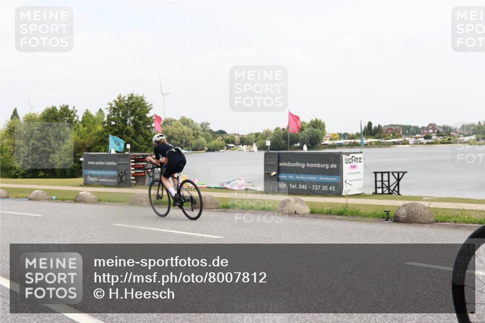 21.06.2025 - 27. Vierlanden-Triathlon H.Heesch http://msf.ph/oto/8007812 15.06.2025 12:02:35 Radfahren 876 meine-sportfotos.de
