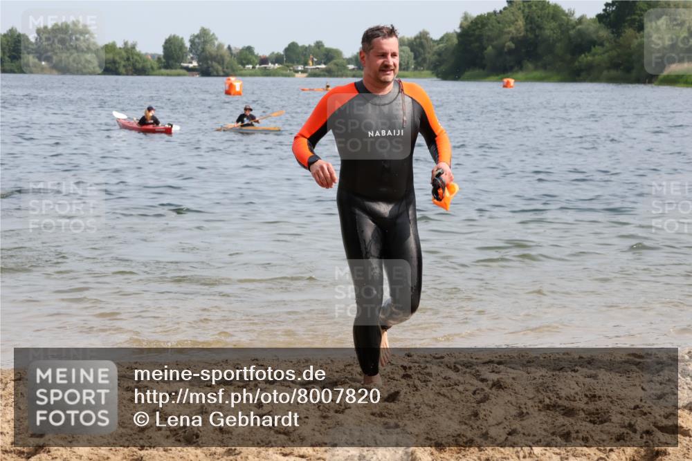 15.06.2025 - 27. Vierlanden-Triathlon Lena Gebhardt http://msf.ph/oto/8007820 15.06.2025 10:05:32 Schwimmen 366, 378, 401, 409, 413, 456 meine-sportfotos.de