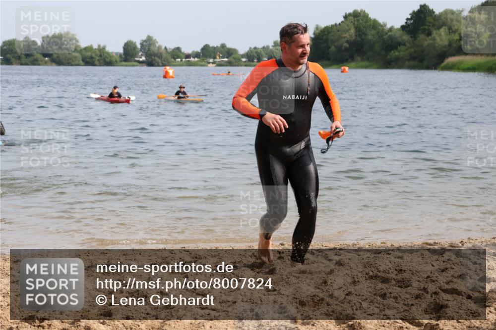 15.06.2025 - 27. Vierlanden-Triathlon Lena Gebhardt http://msf.ph/oto/8007824 15.06.2025 10:05:32 Schwimmen 366, 378, 401, 409, 413, 456 meine-sportfotos.de