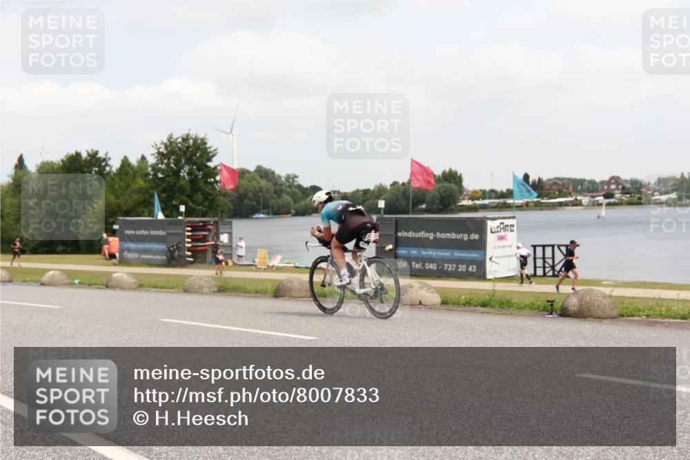 21.06.2025 - 27. Vierlanden-Triathlon H.Heesch http://msf.ph/oto/8007833 15.06.2025 12:11:20 Radfahren 760, 761 meine-sportfotos.de