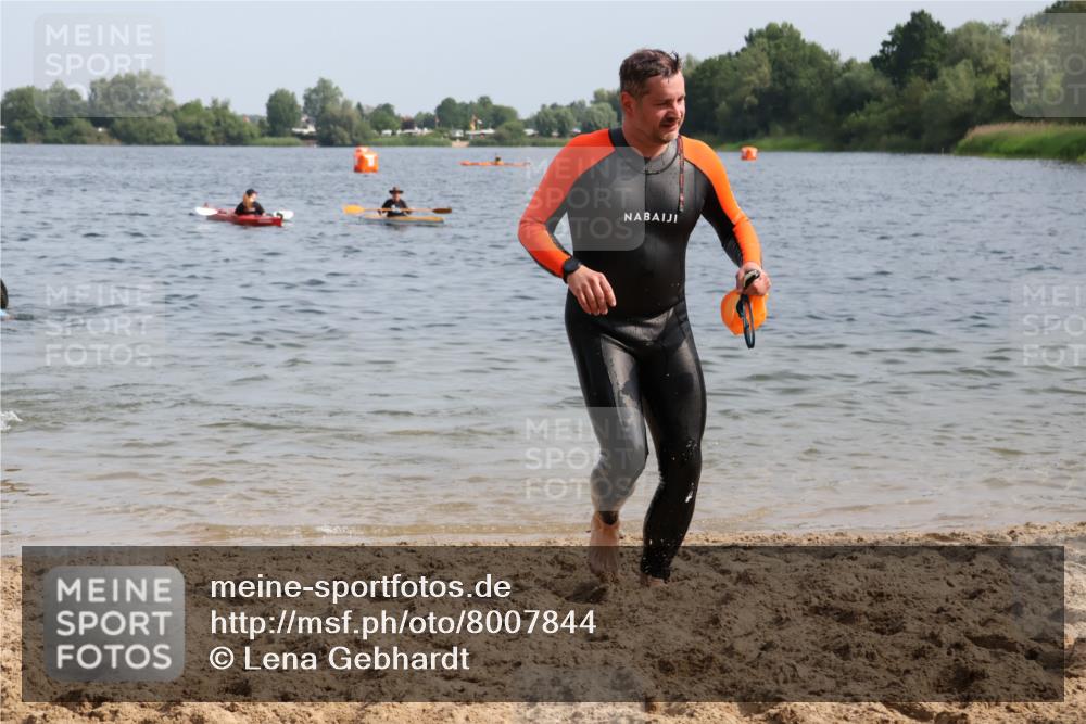 15.06.2025 - 27. Vierlanden-Triathlon Lena Gebhardt http://msf.ph/oto/8007844 15.06.2025 10:05:32 Schwimmen 366, 378, 401, 409, 413, 456 meine-sportfotos.de