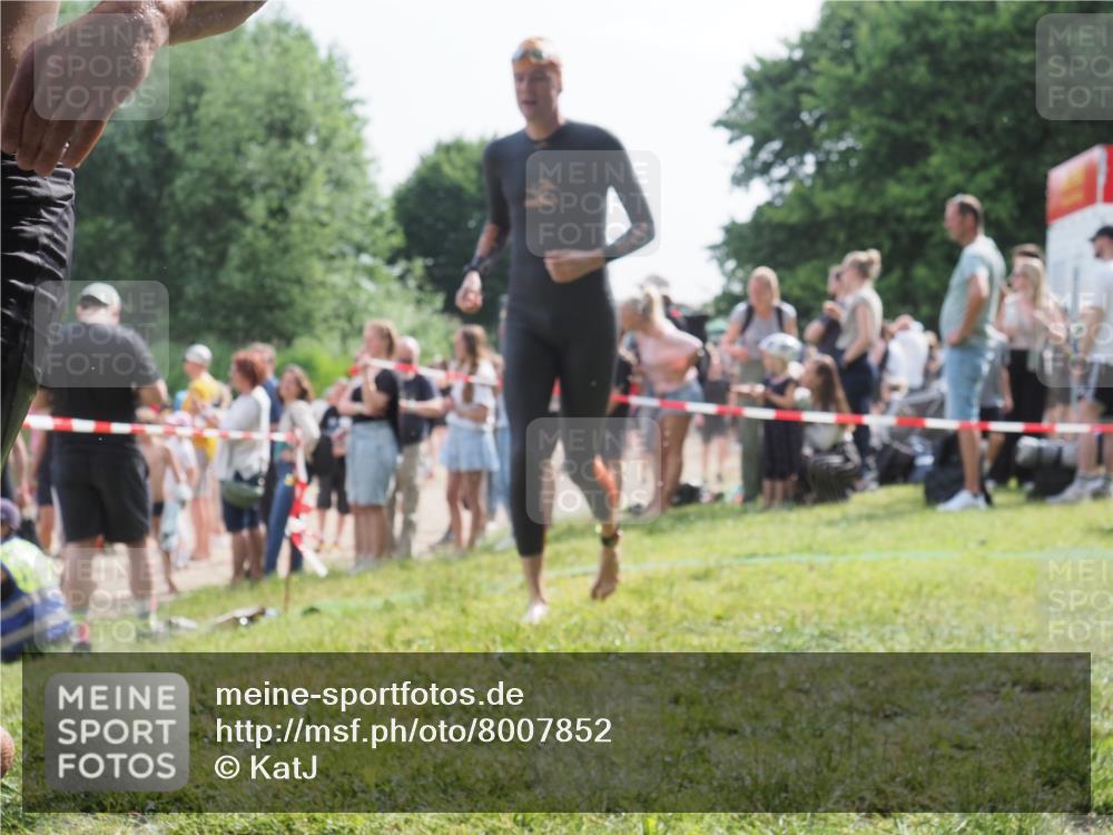15.06.2025 - 27. Vierlanden-Triathlon KatJ http://msf.ph/oto/8007852 15.06.2025 10:06:20 Schwimmen 369, 370, 381, 418, 447, 448, 455 meine-sportfotos.de