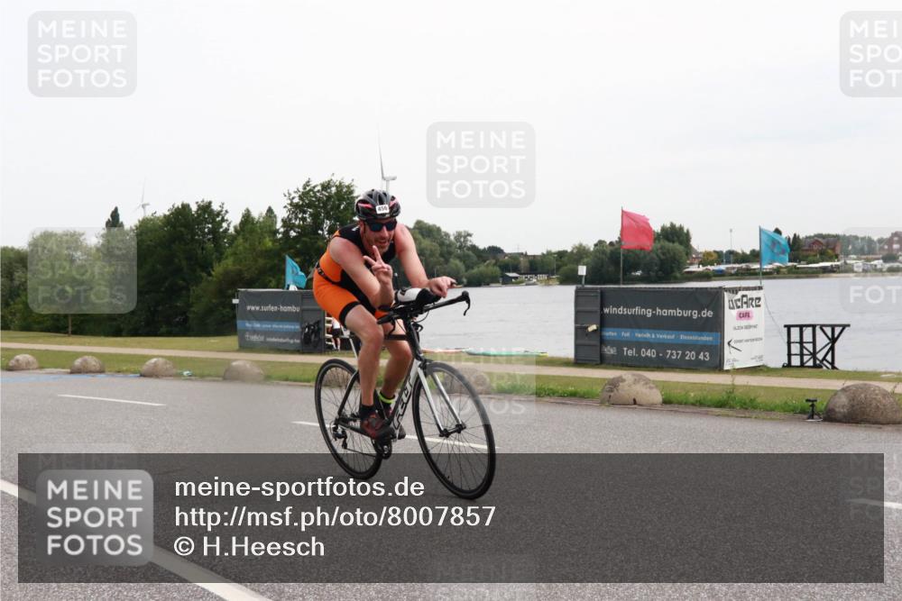 15.06.2025 - 27. Vierlanden-Triathlon H.Heesch http://msf.ph/oto/8007857 15.06.2025 10:45:11 Radfahren 360, 439, 456, 458 meine-sportfotos.de