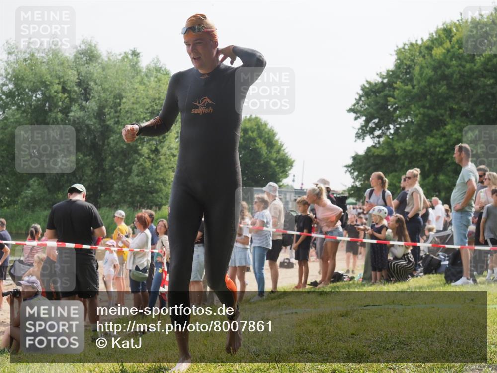 15.06.2025 - 27. Vierlanden-Triathlon KatJ http://msf.ph/oto/8007861 15.06.2025 10:06:20 Schwimmen 369, 370, 381, 418, 447, 448, 455 meine-sportfotos.de