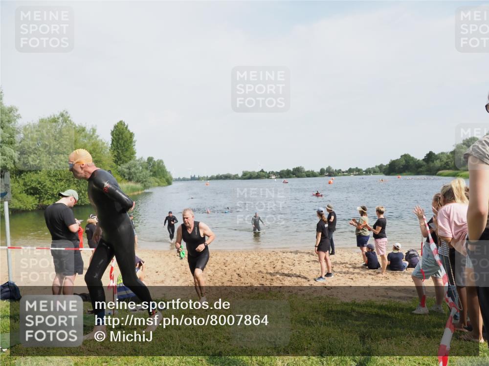 21.06.2025 - 27. Vierlanden-Triathlon MichiJ http://msf.ph/oto/8007864 15.06.2026 10:08:08 Schwimmen 295, 373, 403 meine-sportfotos.de