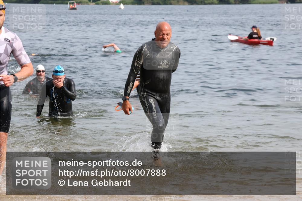 15.06.2025 - 27. Vierlanden-Triathlon Lena Gebhardt http://msf.ph/oto/8007888 15.06.2025 10:05:34 Schwimmen 366, 378, 401, 409, 413, 450, 456 meine-sportfotos.de