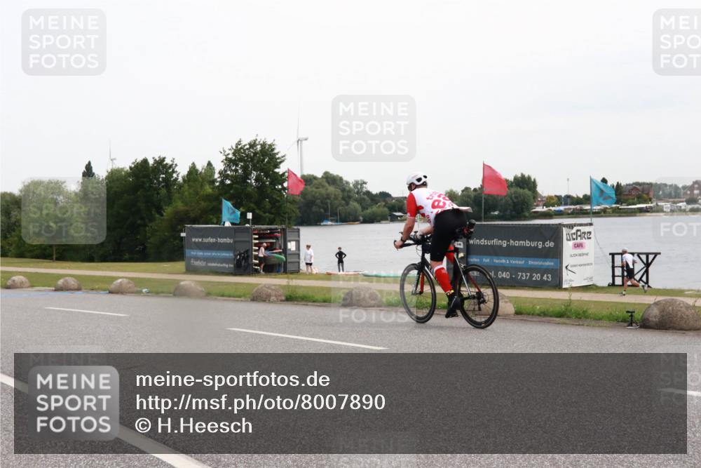 15.06.2025 - 27. Vierlanden-Triathlon H.Heesch http://msf.ph/oto/8007890 15.06.2025 10:45:17 Radfahren 97, 218, 400, 456, 458 meine-sportfotos.de