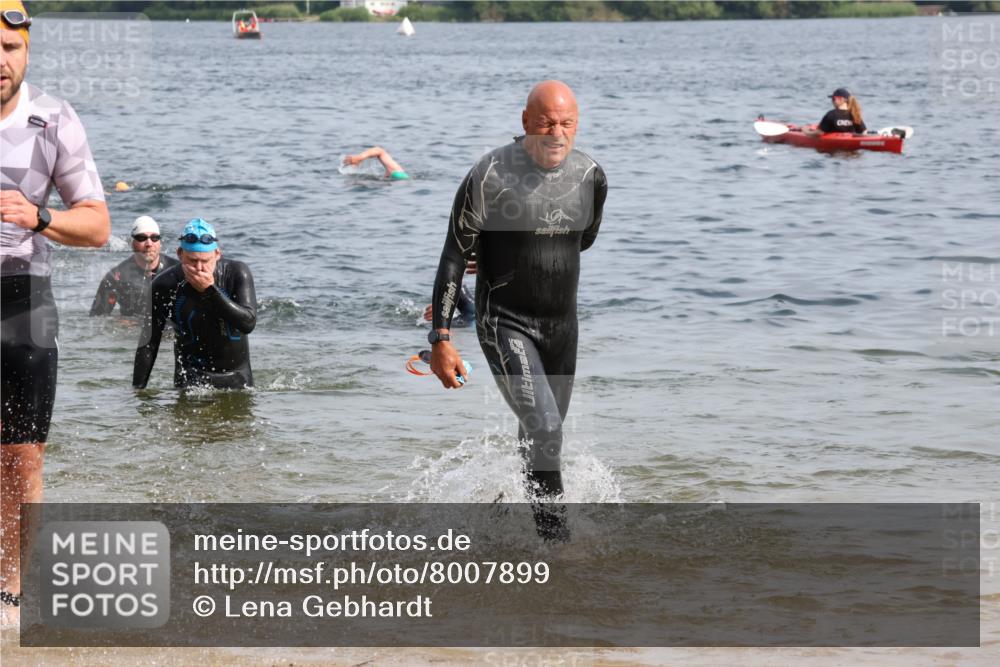 15.06.2025 - 27. Vierlanden-Triathlon Lena Gebhardt http://msf.ph/oto/8007899 15.06.2025 10:05:34 Schwimmen 366, 378, 401, 409, 413, 450, 456 meine-sportfotos.de
