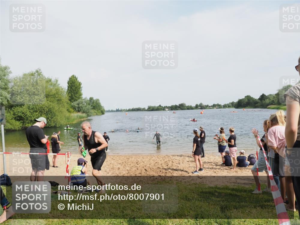 21.06.2025 - 27. Vierlanden-Triathlon MichiJ http://msf.ph/oto/8007901 15.06.2026 10:08:09 Schwimmen 295, 373, 399, 403 meine-sportfotos.de