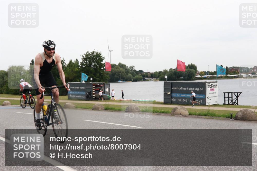 15.06.2025 - 27. Vierlanden-Triathlon H.Heesch http://msf.ph/oto/8007904 15.06.2025 10:45:18 Radfahren 97, 148, 218, 400, 458 meine-sportfotos.de