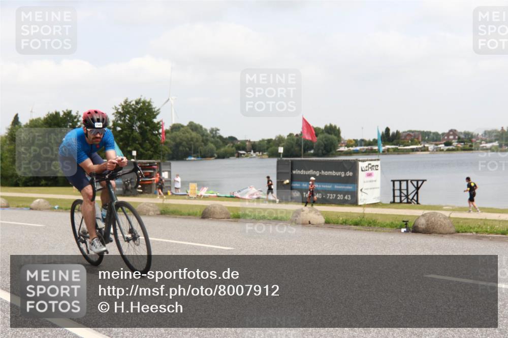 21.06.2025 - 27. Vierlanden-Triathlon H.Heesch http://msf.ph/oto/8007912 15.06.2025 12:11:37 Radfahren 740, 806, 901, 1024, 1025, 1026, 1027 meine-sportfotos.de