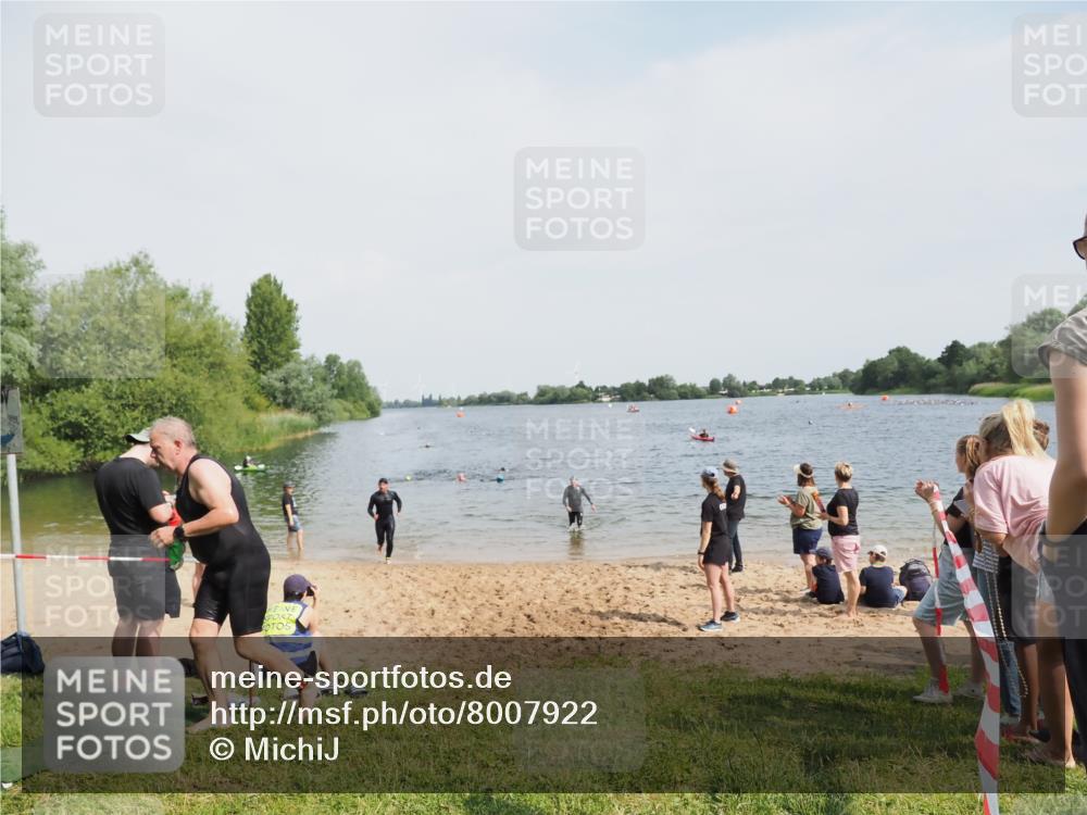 21.06.2025 - 27. Vierlanden-Triathlon MichiJ http://msf.ph/oto/8007922 15.06.2026 10:08:09 Schwimmen 295, 373, 399, 403 meine-sportfotos.de
