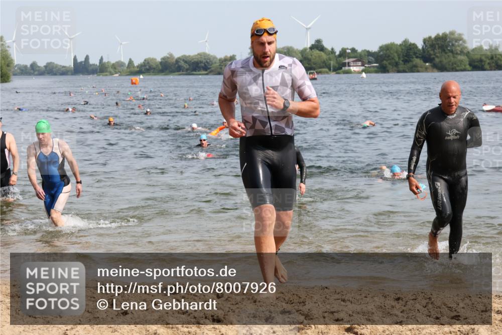 15.06.2025 - 27. Vierlanden-Triathlon Lena Gebhardt http://msf.ph/oto/8007926 15.06.2025 10:05:35 Schwimmen 366, 378, 392, 401, 409, 413, 450 meine-sportfotos.de