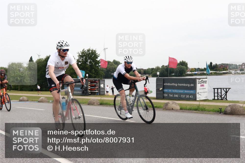 15.06.2025 - 27. Vierlanden-Triathlon H.Heesch http://msf.ph/oto/8007931 15.06.2025 10:45:27 Radfahren 10, 321, 349, 395, 413, 442 meine-sportfotos.de