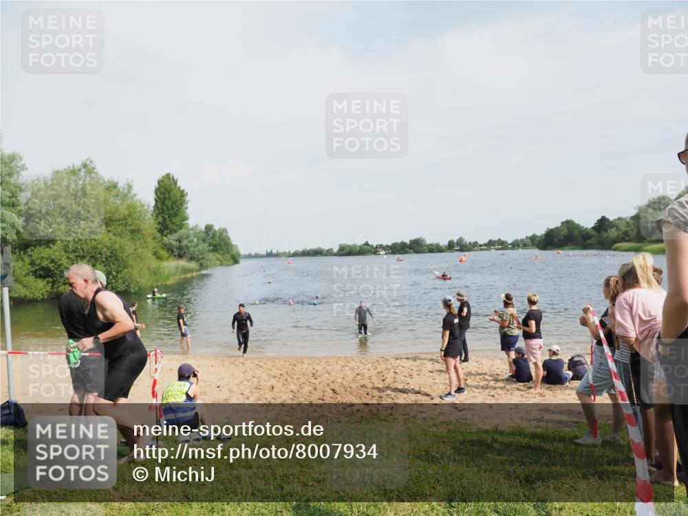 21.06.2025 - 27. Vierlanden-Triathlon MichiJ http://msf.ph/oto/8007934 15.06.2026 10:08:09 Schwimmen 295, 373, 399, 403 meine-sportfotos.de