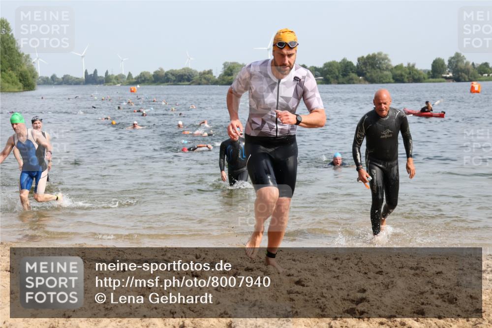 15.06.2025 - 27. Vierlanden-Triathlon Lena Gebhardt http://msf.ph/oto/8007940 15.06.2025 10:05:36 Schwimmen 366, 378, 392, 401, 409, 413, 450 meine-sportfotos.de