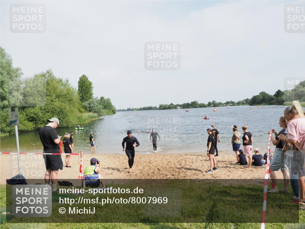 21.06.2025 - 27. Vierlanden-Triathlon MichiJ http://msf.ph/oto/8007969 15.06.2026 10:08:13 Schwimmen 295, 373, 399, 403 meine-sportfotos.de