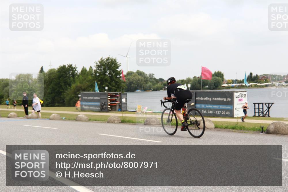 21.06.2025 - 27. Vierlanden-Triathlon H.Heesch http://msf.ph/oto/8007971 15.06.2025 12:12:45 Radfahren 903 meine-sportfotos.de