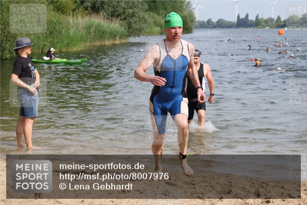 15.06.2025 - 27. Vierlanden-Triathlon Lena Gebhardt http://msf.ph/oto/8007976 15.06.2025 10:05:38 Schwimmen 366, 378, 392, 401, 413, 442, 450 meine-sportfotos.de